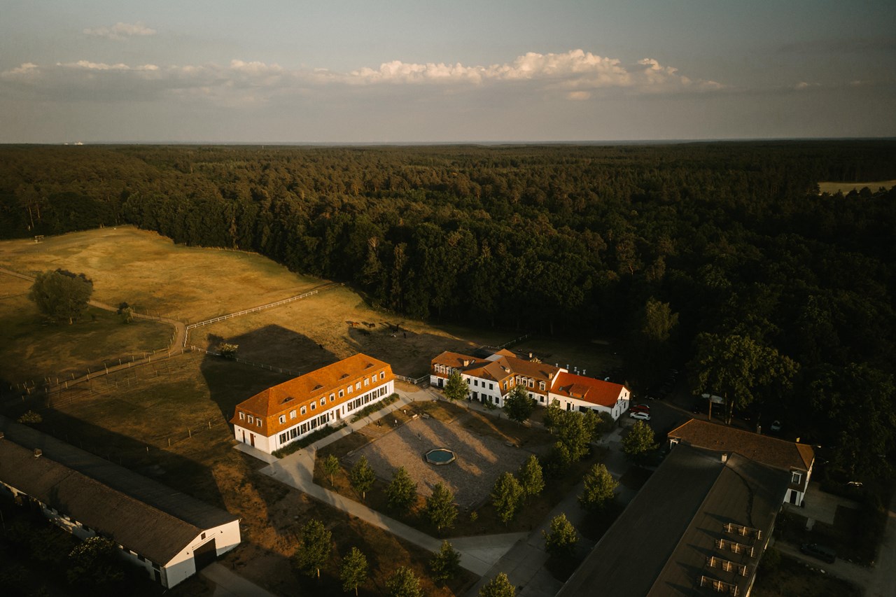 Gut Sarnow - Ihre Hochzeitslocation Informations sur les salles de bal Vue depuis l'hôtel sur les paddocks des chevaux