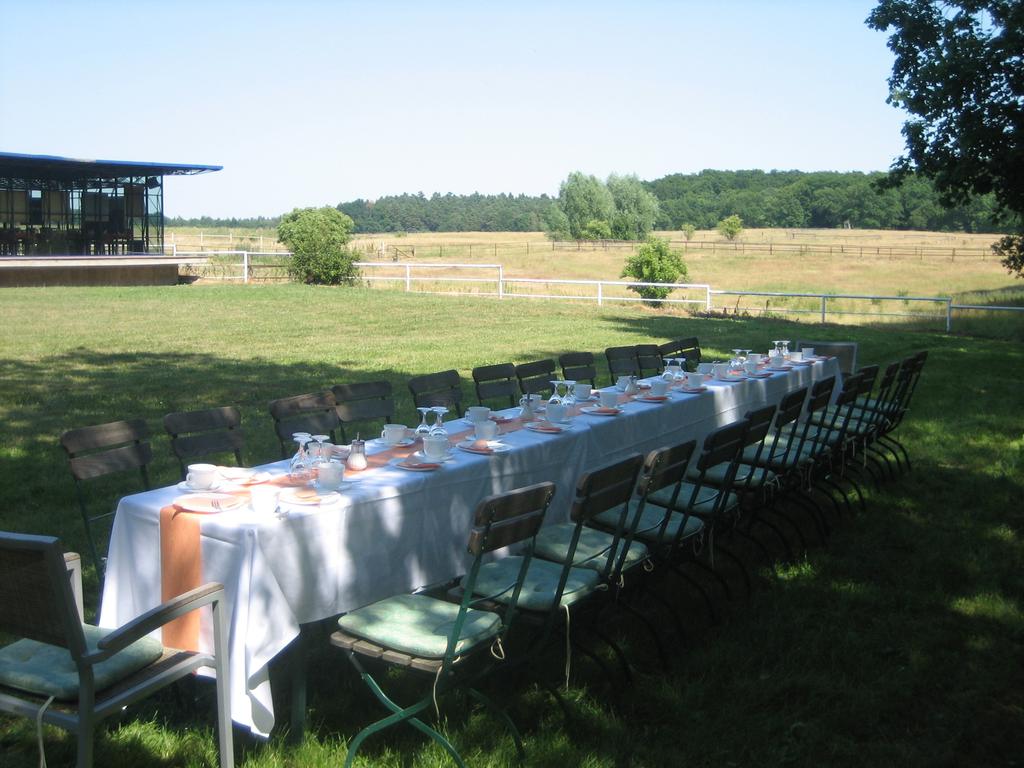 Hochzeitslocation: Kaffeetafel im Grünen - Gut Sarnow - Ihre Hochzeitslocation