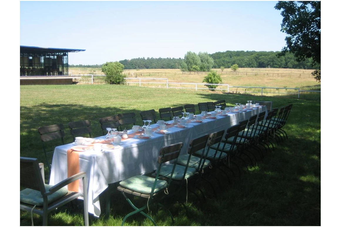 Hochzeitslocation: Kaffeetafel im Grünen - Gut Sarnow - Ihre Hochzeitslocation