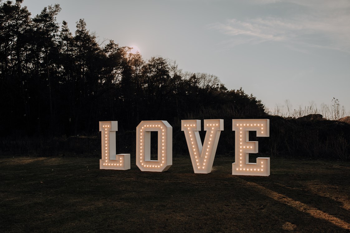 Hochzeit: XXL-Leuchtbuchstaben "LOVE" als Fotohintergrund/Dekoelement - Eventlocation am Wald