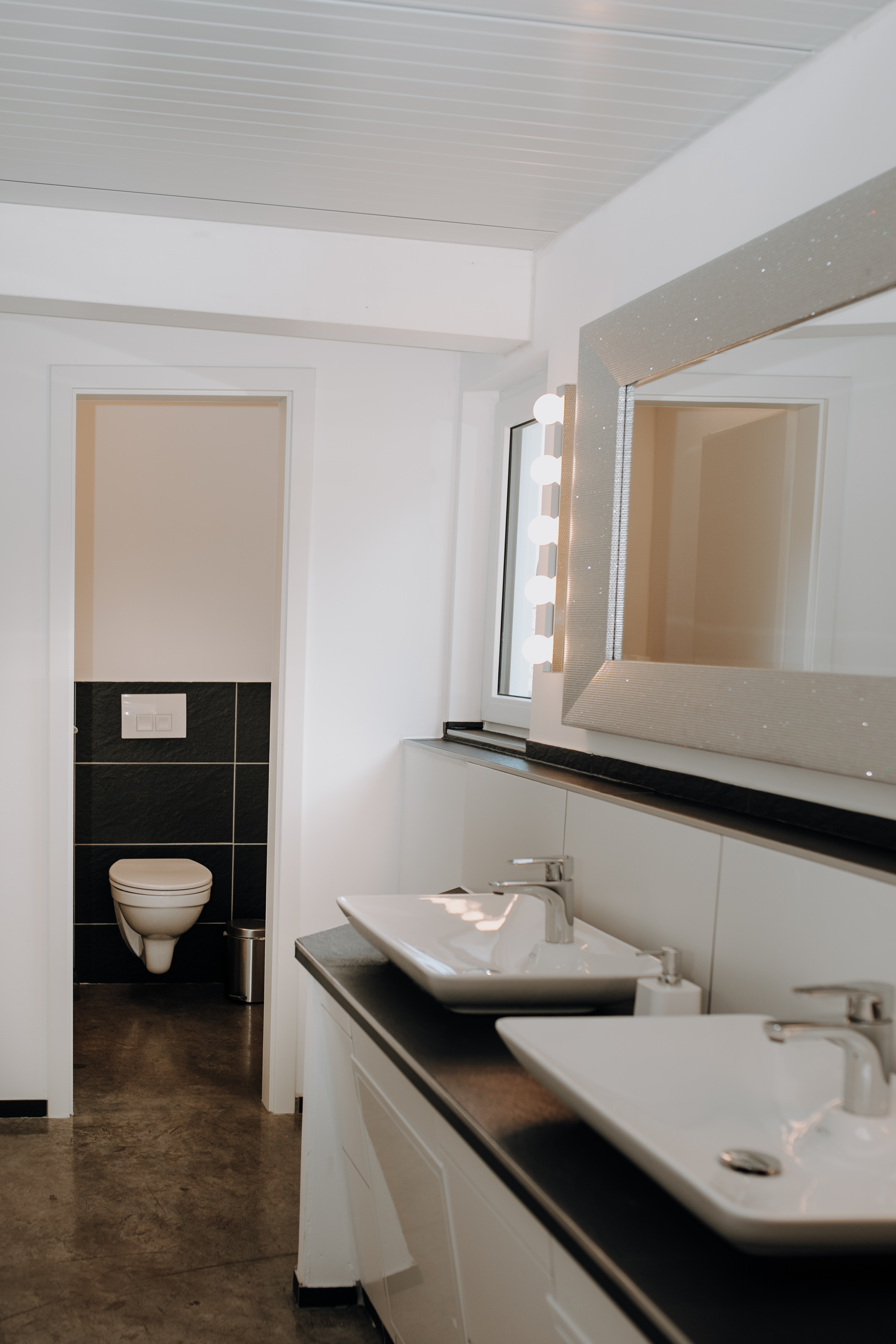 Hochzeitslocation: Sanitäranlagen - Eventlocation am Wald