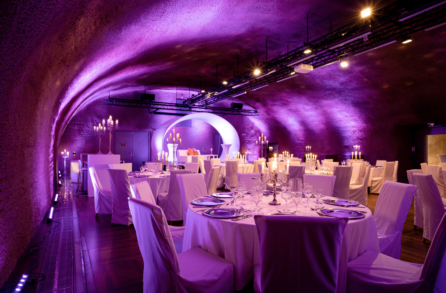 Hochzeit - Salzburg-Umgebung - Großer Veranstaltungssaal, Beispiel Bestuhlung Hochzeit - KAVERNEN1595 - FEIERN IM MÖNCHSBERG