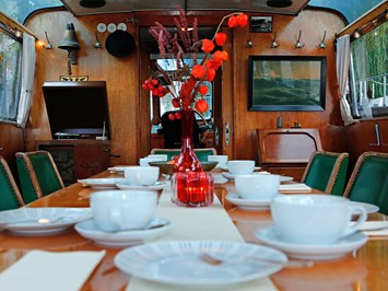 Stilvolle Ausfahrt auf historischer Dinneryacht Angaben zu den Festsälen Salon mit Festtafel