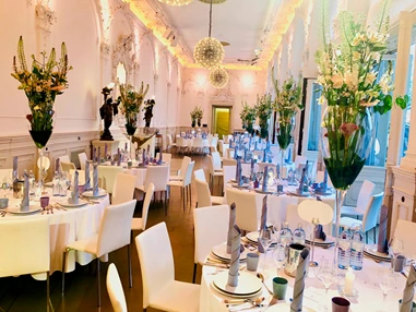 Hochzeitslocation: Wir arrangieren Ihr “Perfect Wedding“ – blumenreich, kitschig, elegant, farbenfroh oder dezent. Der Welcome, die Trauung im blühenden Garten, der Champagner-Empfang mit Foto-Session, das Hochzeitsessen als Festtafel an Banketttischen oder als lässiges Cocktail-Fest. Das Torten-Anschneiden und die ausgelassene Party mit DJ und Nachtjause nicht zu vergessen!  - VIENNABallhaus