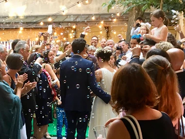 Hochzeitslocation: Kleine feine oder ausgelassene üppige Hochzeiten finden in der Berggasse einen außergewöhnlichen Rahmen. Urban und trotzdem „verzaubert“ bietet das VIENNABallhaus einen romantisch-festlichen und gleichzeitig sehr intimen Rahmen für das Ja-Wort und das Fest zum schönsten Tag.  - VIENNABallhaus