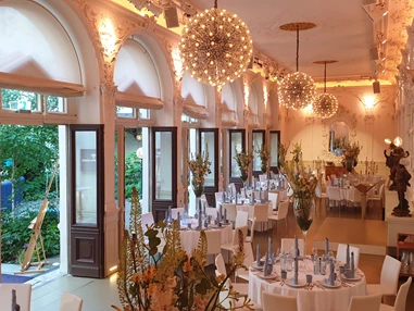 Hochzeitslocation: Kleine feine oder ausgelassene üppige Hochzeiten finden in der Berggasse einen außergewöhnlichen Rahmen. Urban und trotzdem „verzaubert“ bietet das VIENNABallhaus einen romantisch-festlichen und gleichzeitig sehr intimen Rahmen für das Ja-Wort und das Fest zum schönsten Tag.  - VIENNABallhaus