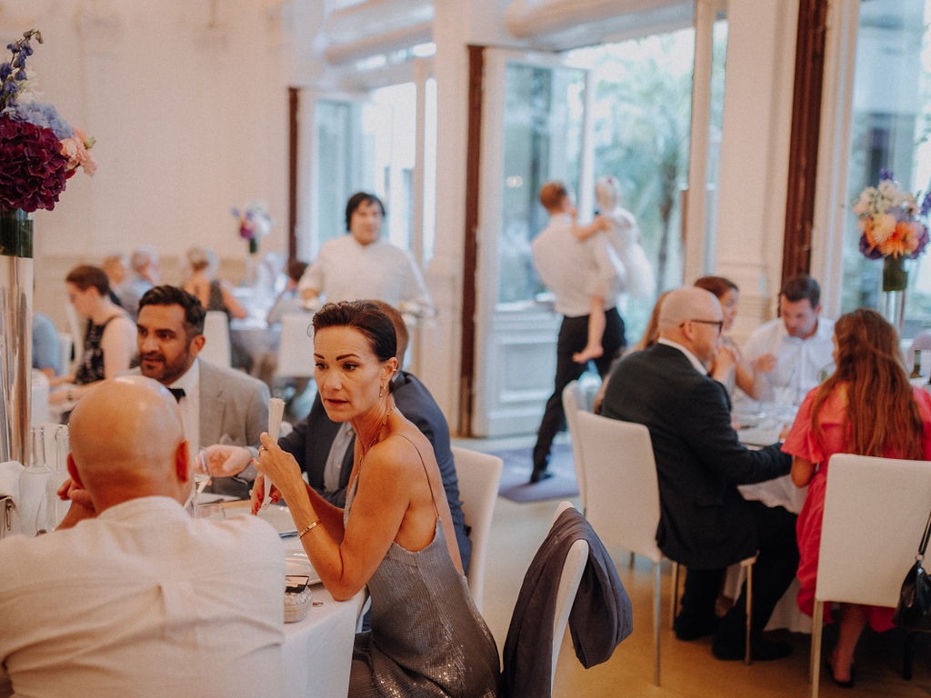 Hochzeitslocation: Wir arrangieren Ihr “Perfect Wedding“ – blumenreich, kitschig, elegant, farbenfroh oder dezent. Der Welcome, die Trauung im blühenden Garten, der Champagner-Empfang mit Foto-Session, das Hochzeitsessen als Festtafel an Banketttischen oder als lässiges Cocktail-Fest. Das Torten-Anschneiden und die ausgelassene Party mit DJ und Nachtjause nicht zu vergessen!  - VIENNABallhaus