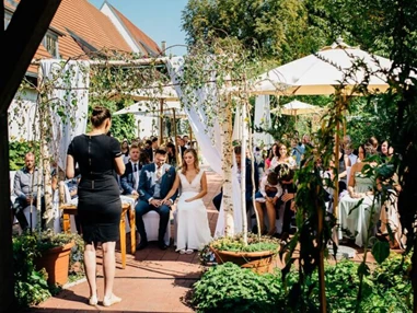 Hochzeit: Eine freie Trauung im Schlossgarten. - Gut Schloss Sulzemoos
