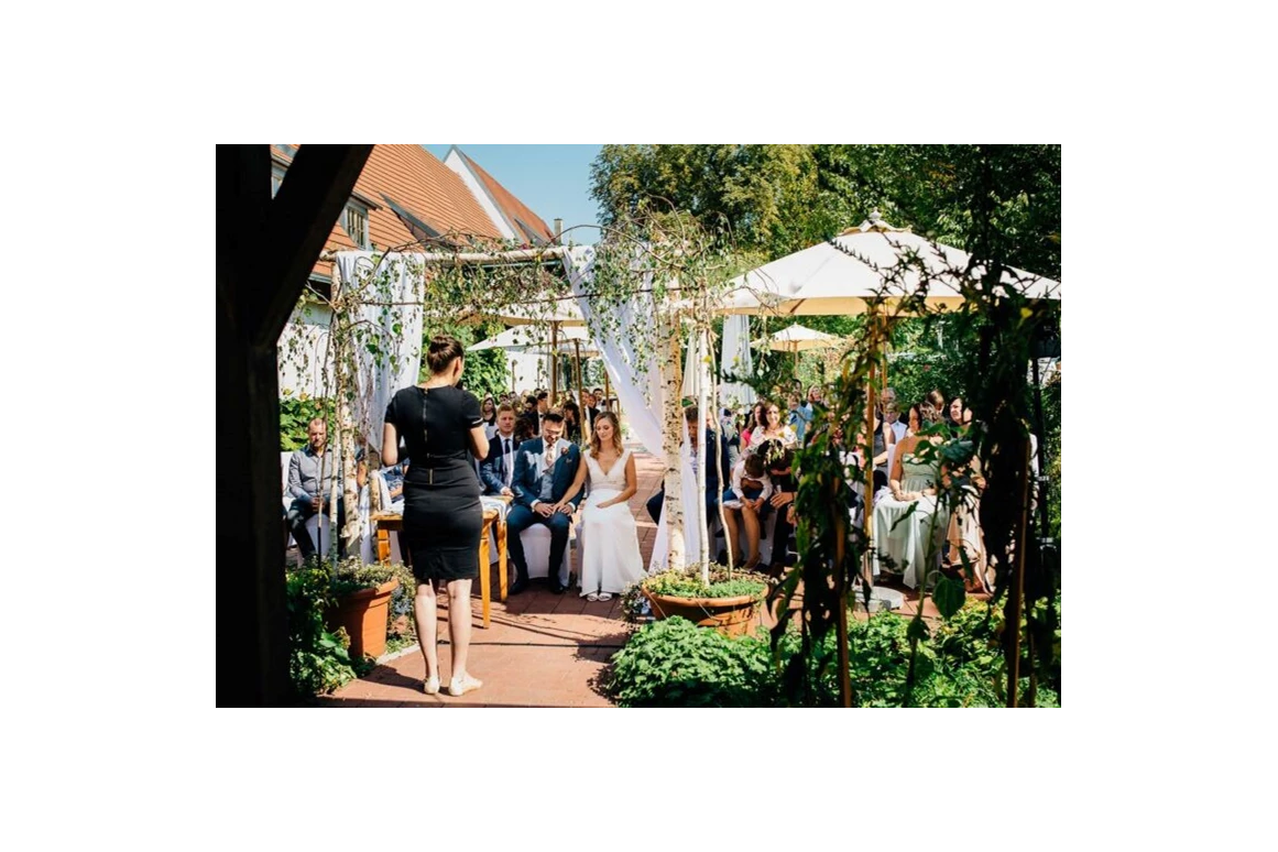 Hochzeit: Eine freie Trauung im Schlossgarten. - Gut Schloss Sulzemoos