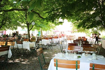 Hochzeit: Kaffee & Kuchen unter schattigen Kastanien - Schloss Blumenthal