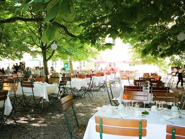 Hochzeit: Kaffee & Kuchen unter schattigen Kastanien - Schloss Blumenthal