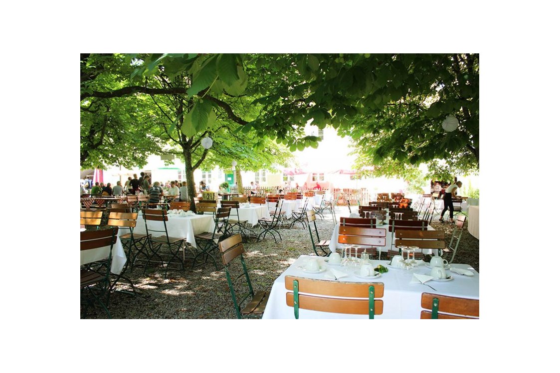 Hochzeit: Kaffee & Kuchen unter schattigen Kastanien - Schloss Blumenthal