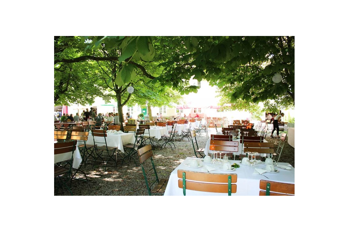 Hochzeit: Kaffee & Kuchen unter schattigen Kastanien - Schloss Blumenthal