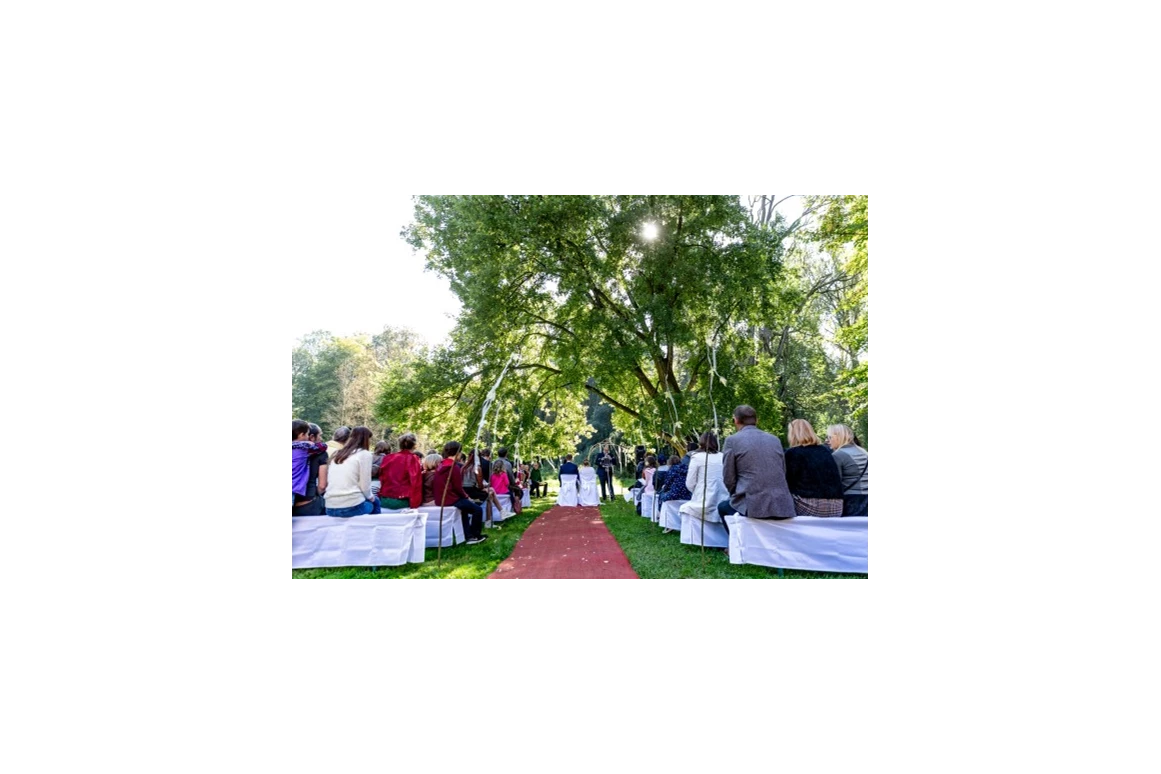 Hochzeit: Freie Trauung im idyllischen Schlosspark - Schloss Blumenthal
