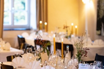 Hochzeit: Hochzeitssaal im Kerzenschein - Schloss Blumenthal