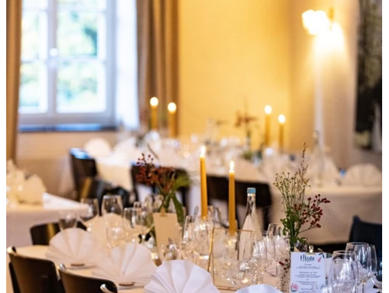 Hochzeit: Hochzeitssaal im Kerzenschein - Schloss Blumenthal