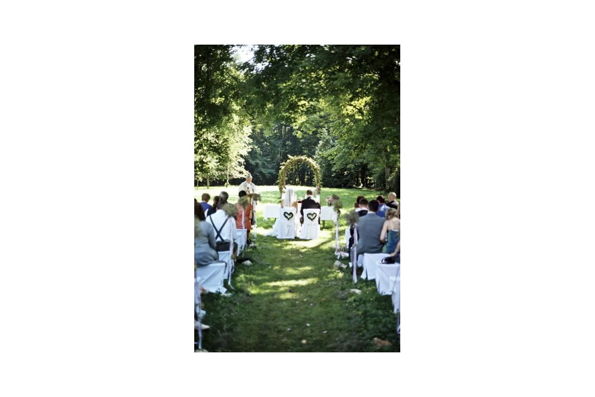 Hochzeit: Freie Trauung im idyllischen Schlosspark - Schloss Blumenthal