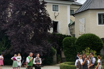 Hochzeit: Eingang zum Schloss Sighartsstein in Neumarkt am Wallersee. - Schloss Sighartstein