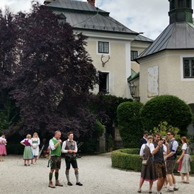 Hochzeit: Eingang zum Schloss Sighartsstein in Neumarkt am Wallersee. - Schloss Sighartstein
