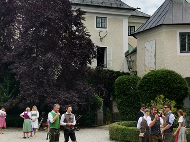 Hochzeitslocation: Eingang zum Schloss Sighartsstein in Neumarkt am Wallersee. - Schloss Sighartstein