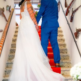 Hochzeit: Ein glückliches Brautpaar - Schloss Sighartstein