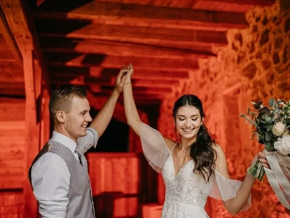 Hochzeit - Nals - Die Stallbar des Schloss Wangen Bellermont lädt zum Feiern der Hochzeit bis in die frühen Morgenstunden. - Schloss Wangen Bellermont
