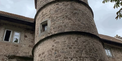 Bruiloft - Thüringen - Der Treppenturm des Schlosses, der im inneren eine steinerne Wendeltreppe beherbergt. - Schloss Weitersroda