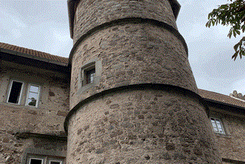 Hochzeit: Der Treppenturm des Schlosses, der im inneren eine steinerne Wendeltreppe beherbergt. - Schloss Weitersroda