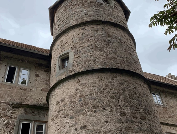 Hochzeitslocation: Der Treppenturm des Schlosses, der im inneren eine steinerne Wendeltreppe beherbergt. - Schloss Weitersroda