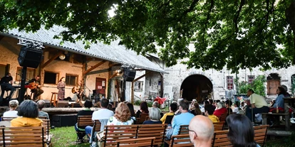 Bruiloft - Thüringen - Wunderschöne Stimmung unter der Prachtlinde im Schlosshof. - Schloss Weitersroda