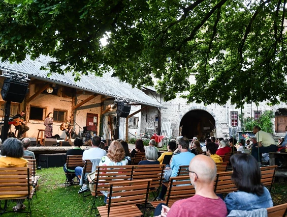 Hochzeitslocation: Wunderschöne Stimmung unter der Prachtlinde im Schlosshof. - Schloss Weitersroda