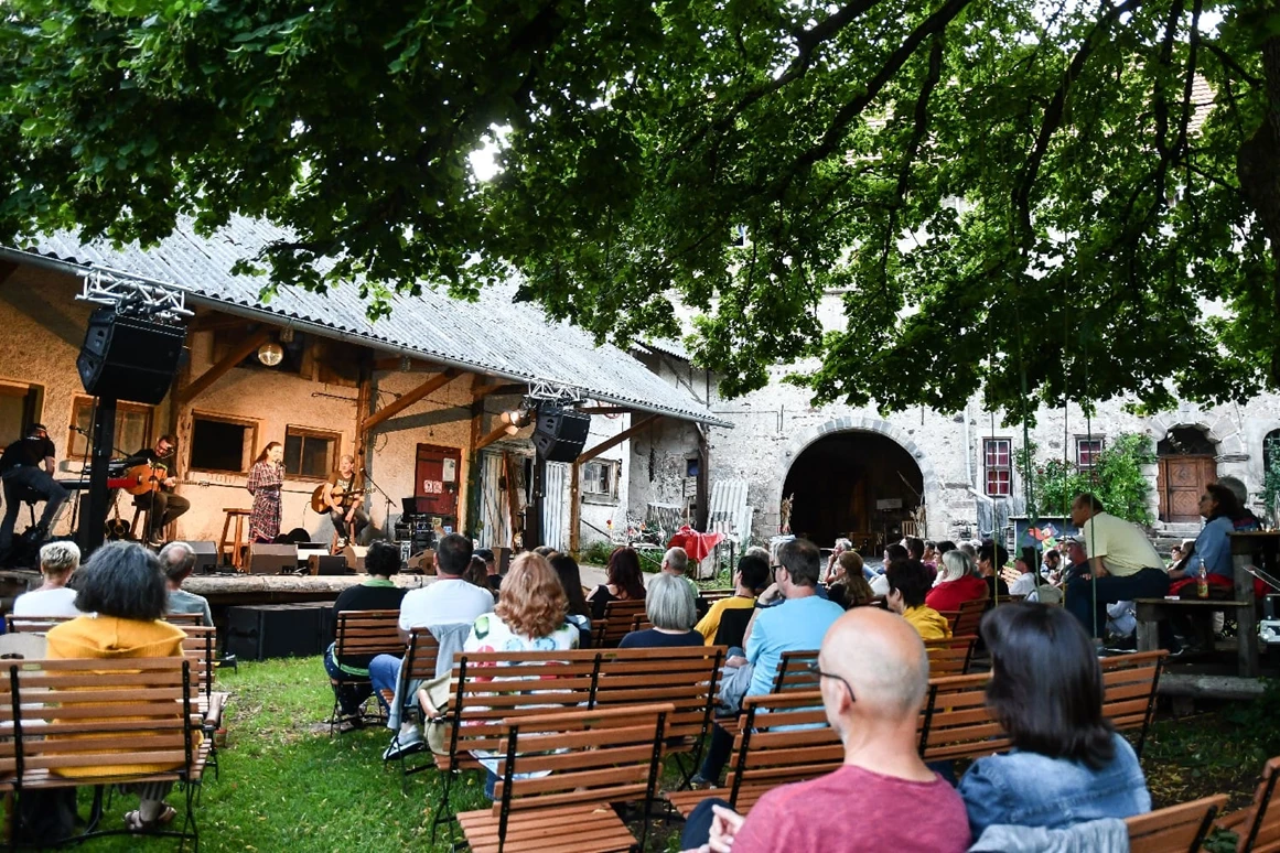 Hochzeitslocation: Wunderschöne Stimmung unter der Prachtlinde im Schlosshof. - Schloss Weitersroda