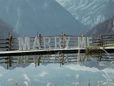 Hochzeitslocation: Die Grasbergalm bietet einen kleinen Bergsee für unvergessliche Hochzeiten. - Grasberg Alm