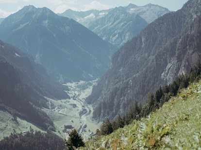 Hochzeit - nächstes Hotel - Tirol - Die auf fast 1.500 gelegene Grasbergalm bietet einen herrlichen Ausblick für eure Trauung unter freiem Himmel. - Grasberg Alm