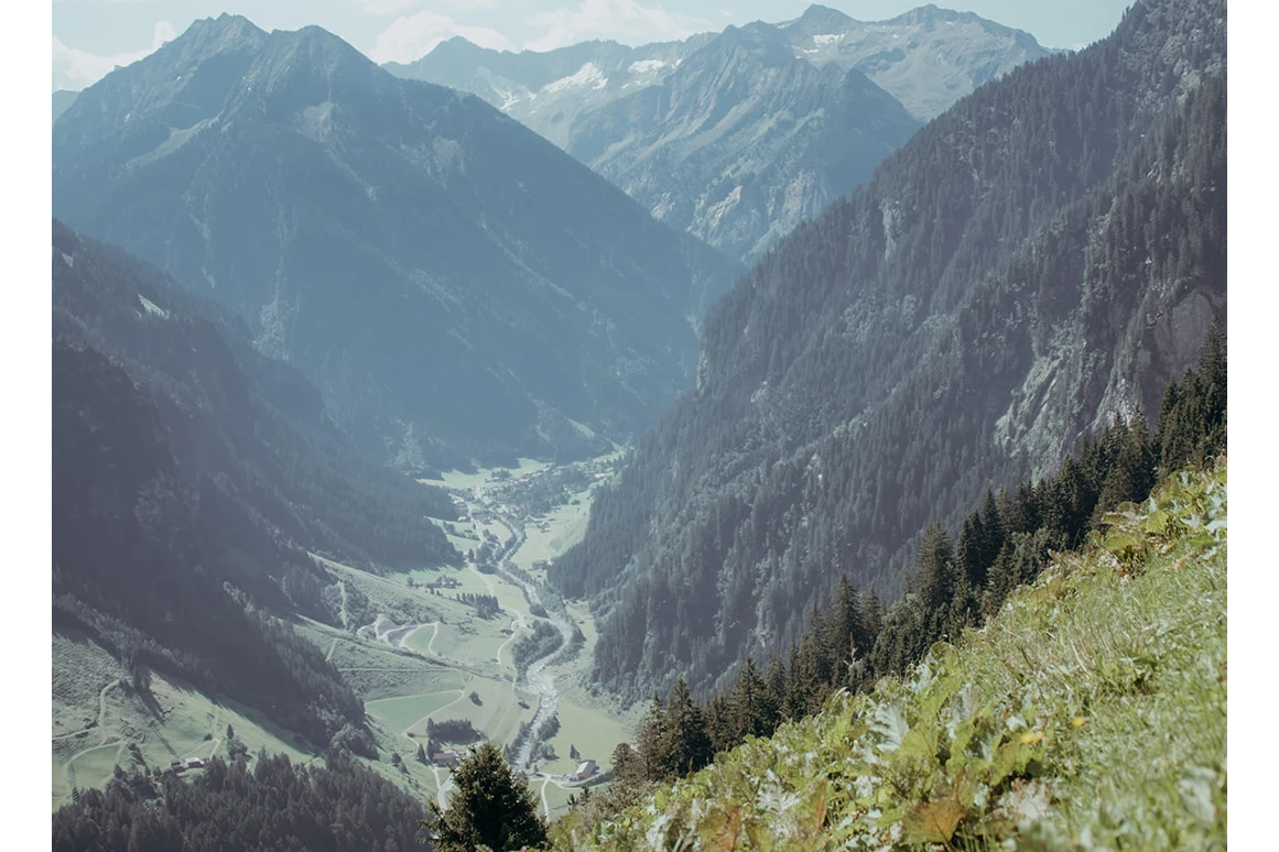 Hochzeitslocation: Die auf fast 1.500 gelegene Grasbergalm bietet einen herrlichen Ausblick für eure Trauung unter freiem Himmel. - Grasberg Alm