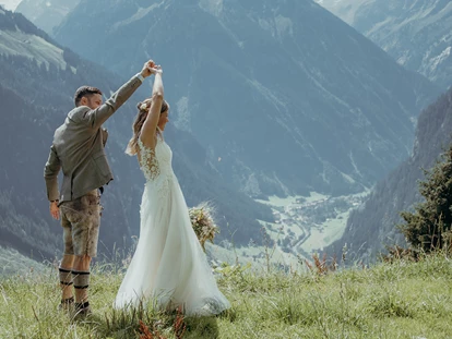 Hochzeit - nächstes Hotel - Tirol - Auf der Grasbergalm findet ihr tausende Möglichkeiten unvergleichliche Hochzeitsfotos zu schießen. - Grasberg Alm