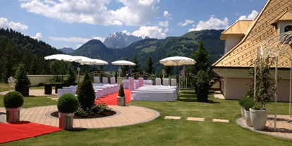 Hochzeit - nächstes Hotel - Tirol - Hochzeit am Lärchenhof
Vor dem herrlichen Panorama der Kitzbüheler Alpen, in einen neuen Lebensabschnitt starten.
Mit dem nötigen Auge und sehr viel Fingerspitzengefühl für perfekte Arrangements, verwandelte unsere Blumenfee Marianne die Dachterrasse unseres La Vivas zum idealen Ort für eine Traumhochzeit Nicht nur der strahlende Sonnenschein ließ diesen Tag zu einem ganz besonderen werden.
So sind wir stolz darauf, bei diesem Ereignis einen kleinen aber dennoch wichtigen Beitrag geleistet zu haben.
Bei Interesse wenden Sie sich an unsere Direktorin Frau Mathé.
info@laerchenhof-tirol.at; Tel.: + 43 5352 8138-0
Auch bei schlechtem Wetter steht eine Alternative zur Verfügung. - Der Lärchenhof