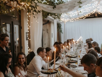 Hochzeit - Hochzeits-Stil: Modern - Trier - Ein traumhaftes Dinner bei Einbruch der Dämmerung, im Wintergarten, unter dem Lichterkettenhimmel.  - Weingut Nico Sonntag