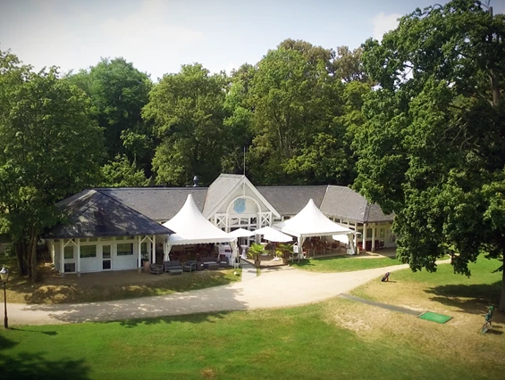 Hochzeitslocation: Außenaufnahme - GOLFHAUS Restaurant im Kurpark