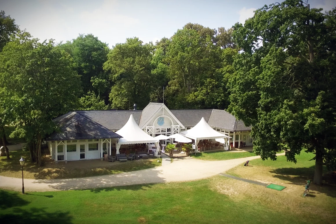 Hochzeitslocation: Außenaufnahme - GOLFHAUS Restaurant im Kurpark
