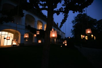 Hochzeit: Am Abend wird der Schlosspark in warmes Kerzenlicht getaucht und die Bäume erstrahlen im weitläufigen Park - Schloss Welsdorf