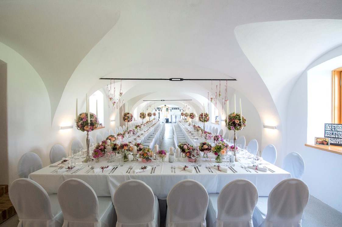 Hochzeit: festlich gedeckte Tafel im Kutschergewölbe - Schloss Welsdorf
