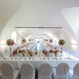Hochzeit: festlich gedeckte Tafel im Kutschergewölbe - Schloss Welsdorf