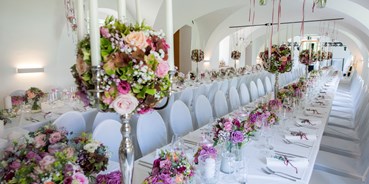 Hochzeit - Hochzeits-Stil: Fine-Art - Unser Kutschergewölbe bietet Platz für bis zu 100 Gäste! - Schloss Welsdorf
