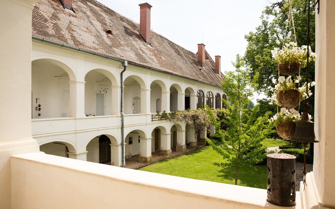 Hochzeit: Der Blick in den Hof mit seinem Säulenarkadengang - Schloss Welsdorf