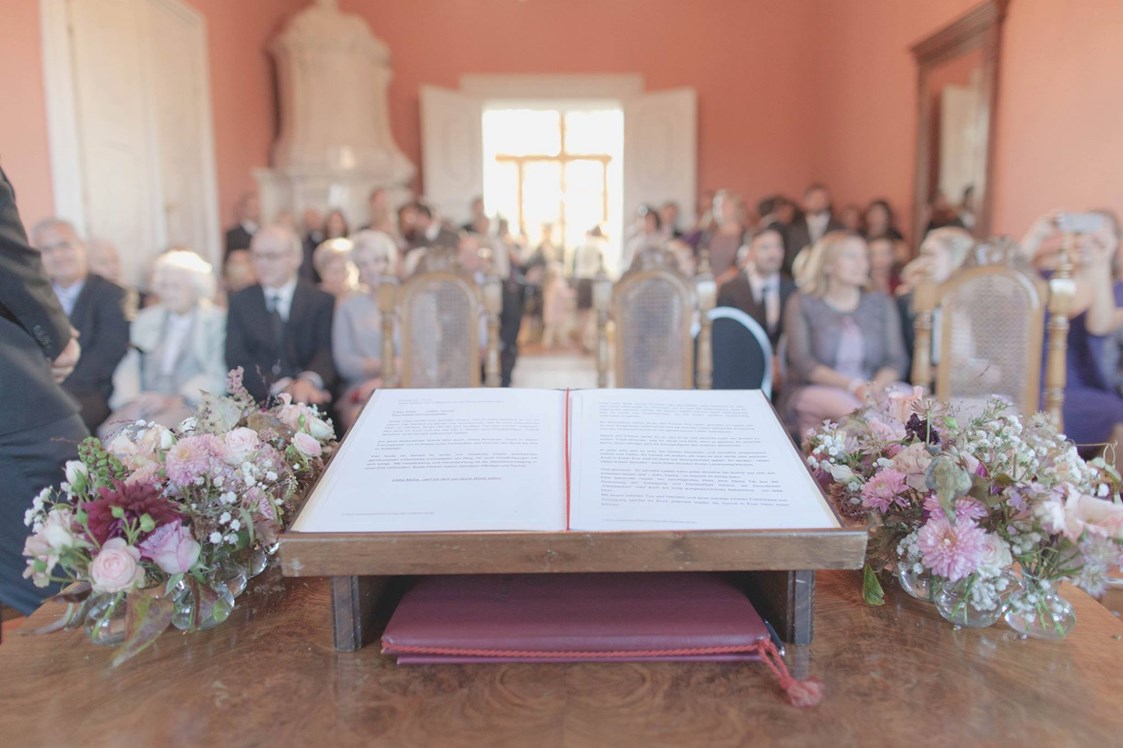 Hochzeit: Im Trauungssaal Augustiner finden bei Schlechtwetter die standesamtlichen Trauungen statt - Schloss Welsdorf
