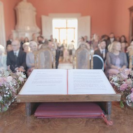 Hochzeit: Im Trauungssaal Augustiner finden bei Schlechtwetter die standesamtlichen Trauungen statt - Schloss Welsdorf