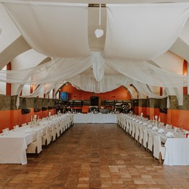 Hochzeit: Der große Festsaal des Schloss Kornberg bietet Platz für 180 Hochzeitsgäste. - Schlosswirt Kornberg