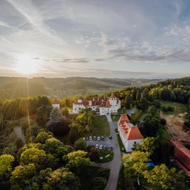 Hochzeit: Den perfekten Ausblick auf das Thermenland Steiermark bietet der Schlosswirt Kornberg. - Schlosswirt Kornberg