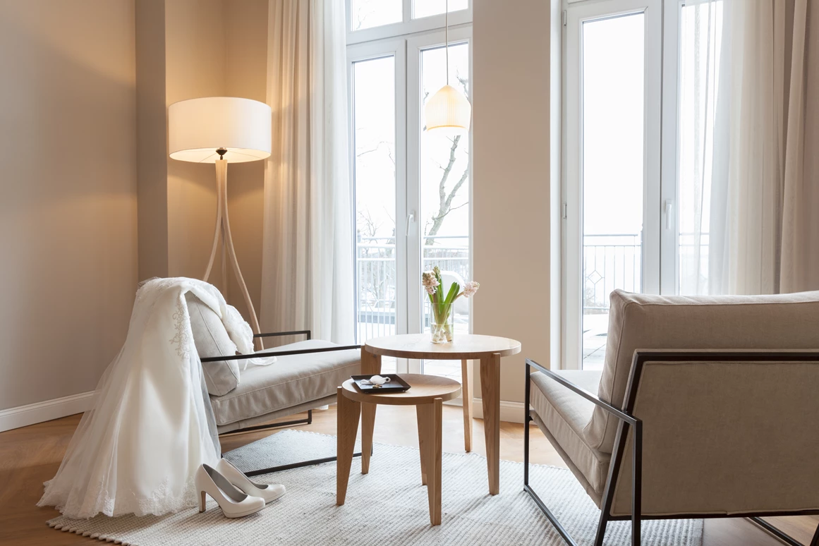 Hochzeitslocation: Die Hochzeitssuite des VJU Hotel Rügen bietet ausreichend Platz für Braut und Brautjungfern sich herzurichten und den großen Tag feierlich zu starten. - Vju Hotel Rügen